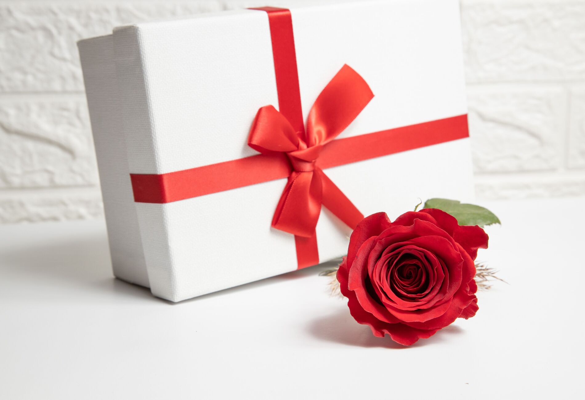 Cadeau met rood lint